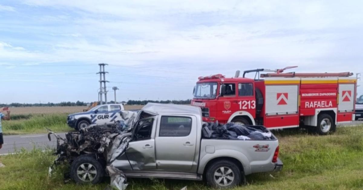 Camioneta con seis termentildeos chocoacute contra un camioacuten en Rafaela- el conductor quedoacute atrapado