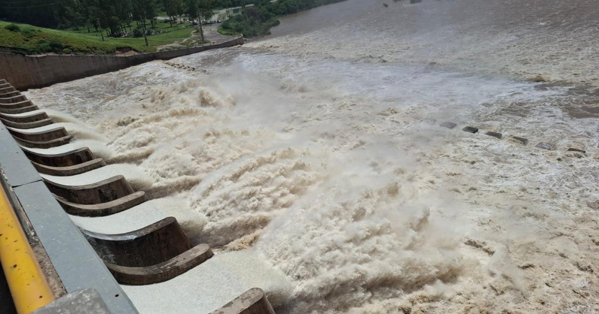El riacuteo Dulce continuacutea aumentando su caudal y las autoridades estaacuten alertas por pronoacutesticos de lluvias
