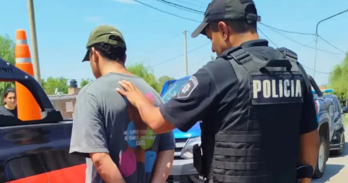 Discutioacute con el papaacute lo matoacute a balazos y tiroacute el cuerpo al riacuteo- fue descubierto y quedoacute detenido