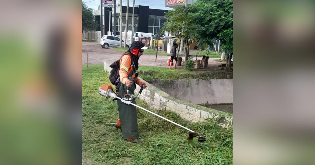 Continuacutean los trabajos de mantenimiento de la red vial en barrios de la Capital