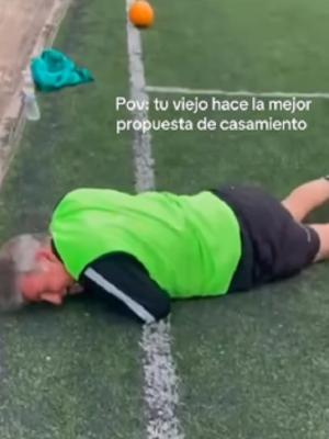 Un romaacutentico- fingioacute una lesioacuten y sorprendioacute con una propuesta de casamiento en plena cancha