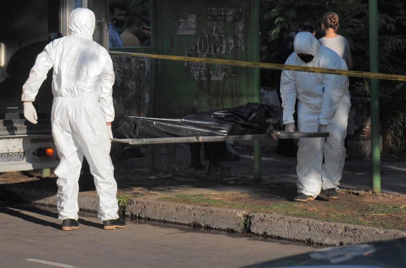 Fue a visitar a su amigo y lo encontroacute muerto en el patio