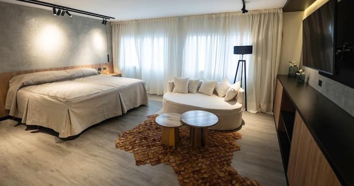 MENSAJES QUE QUEMAN- Ingresaron whatsApp femeninos al aparato del hombre y estalló el esc�ndalo Al final la letrada fue agredida y su pareja apresado