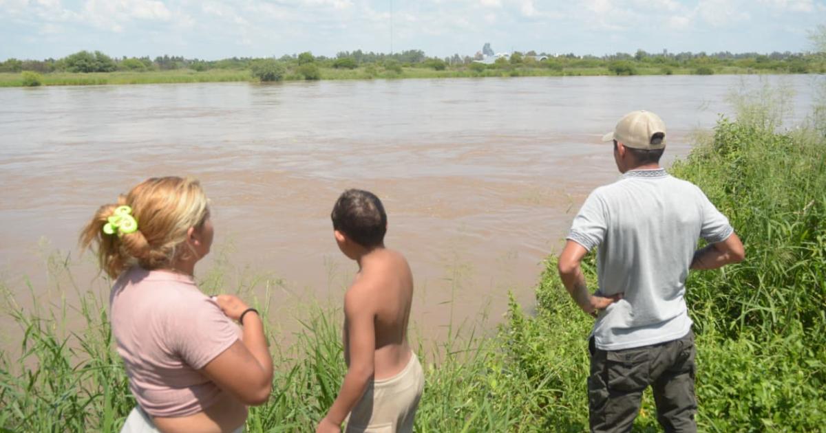 Se produjeron los primeros desbordes del riacuteo Dulce y ya hay 12 familias autoevacuadas y aisladas