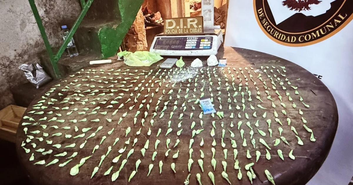 Boliviana en silla de ruedas fue detenida en kiosco con 441 dosis de cocaiacutena y tres piedras sin fraccionar