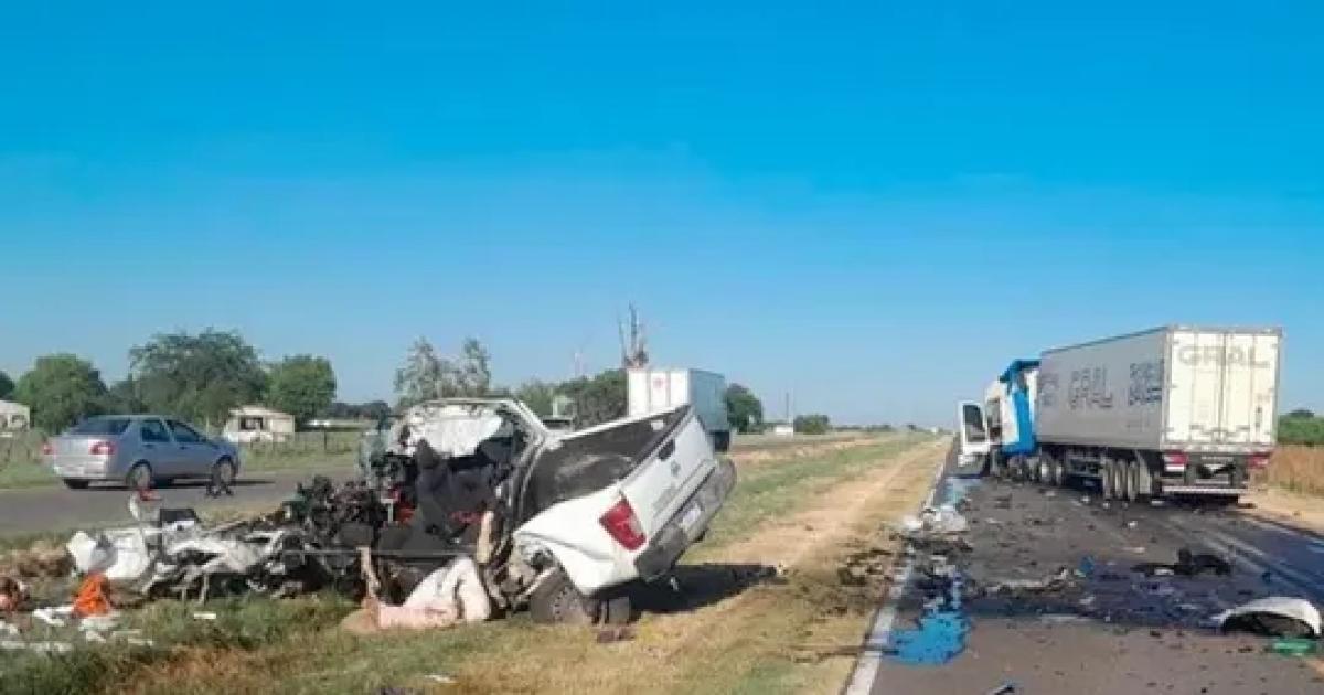 Tragedia- una camioneta y un camioacuten chocaron en la ruta y murieron tres personas