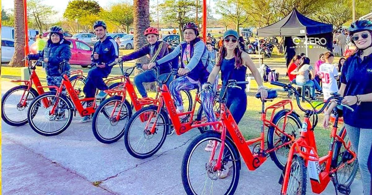 Santiago es tu Riacuteo invita a recorrer la ciudad en bicicletas eleacutectricas 