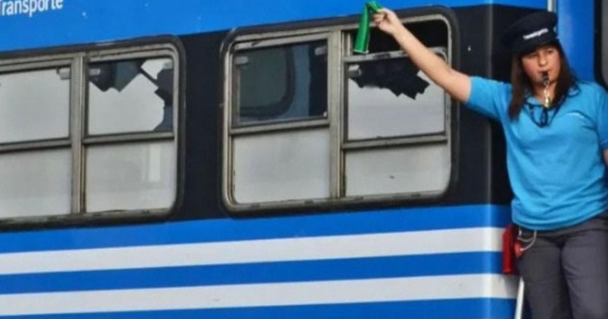 La motosierra de Milei recortoacute maacutes de 61 mil empleos en 2 antildeos