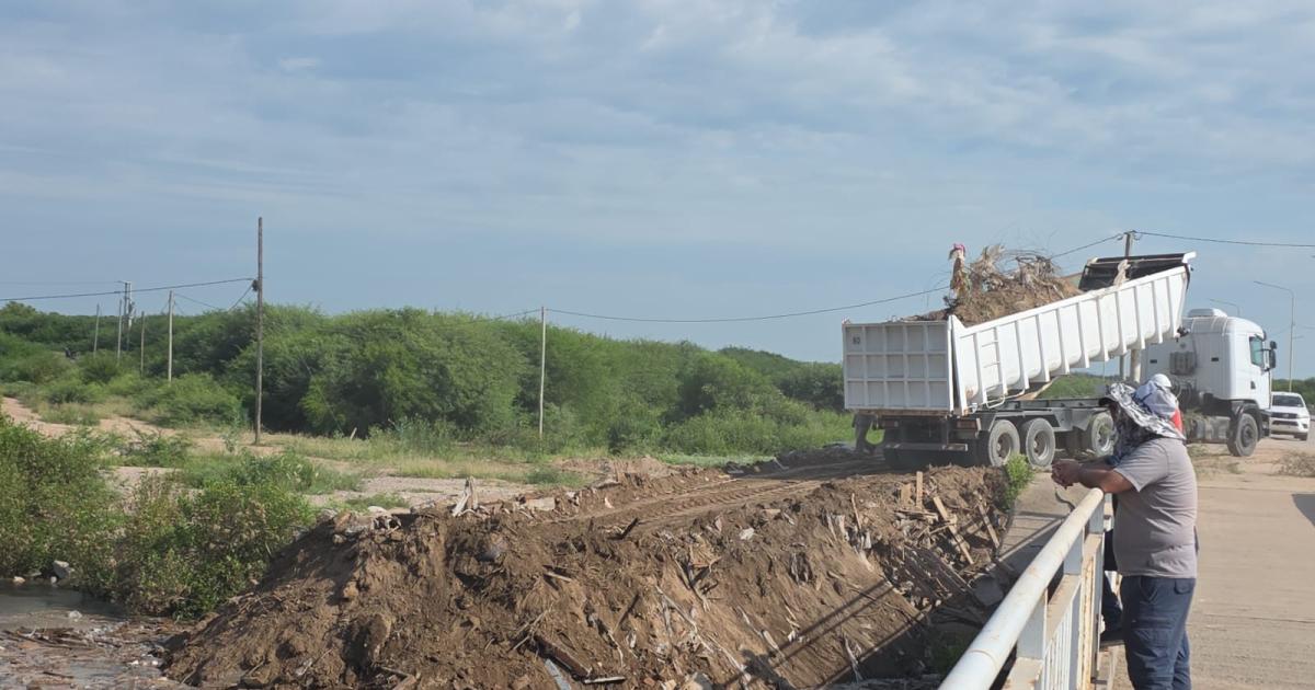 TRABAJOS PREVENTIVOS Se usaron retroexcavadoras para la limpieza y ampliación de canales de drenaje en Bandera y Añatuya también se hicieron bordes de protección en puentes por la crecida del Dulce entre otras tareas