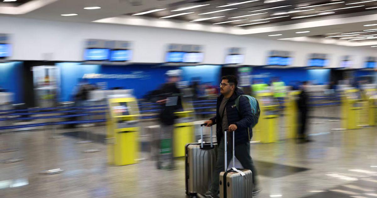 ATE convocoacute a un paro en todos los aeropuertos del paiacutes para el lunes por atraso salarial en la ANAC