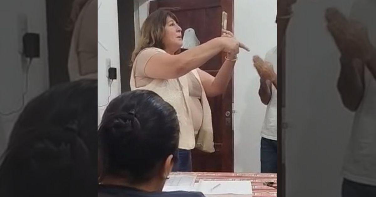 La mujer ingreso al palacio municipal y empezó a filmar a los empleados