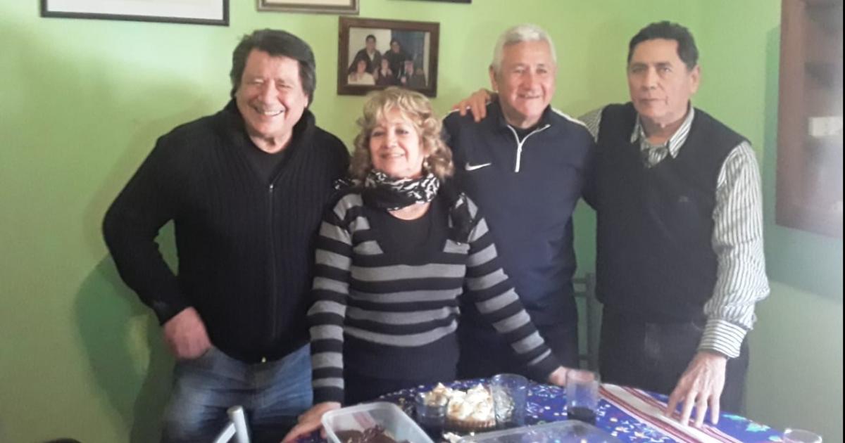 El primero desde la derecha Enrique Pato Carabajal junto a sus hermanos Musha Marga  y Cali