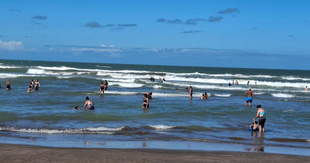EL LIBERAL en Mar del Plata- una multitud disfrutoacute de las playas en una jornada soleada