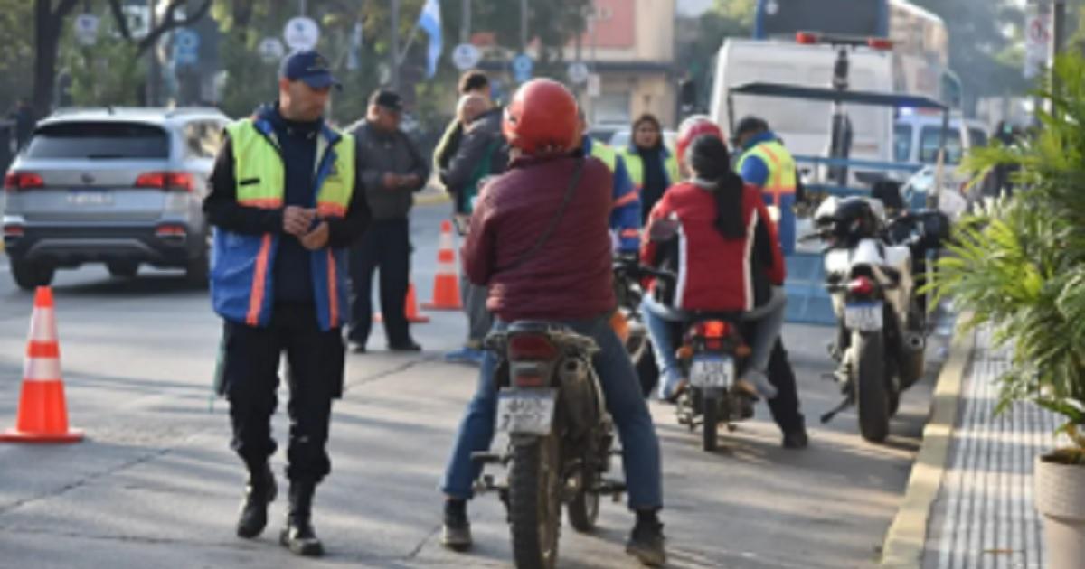 Manejaba alcoholizado le secuestraron el vehiacuteculo en un control y terminoacute atacando a un inspector de traacutensito