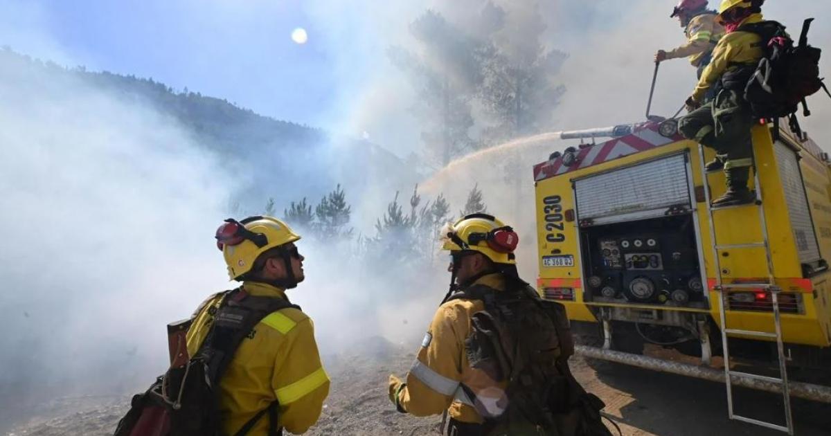 Brigadistas combaten incendios simult�neos en Los Alerces Lago Puelo Nahuel Huapi y Lanín - Foto- NA