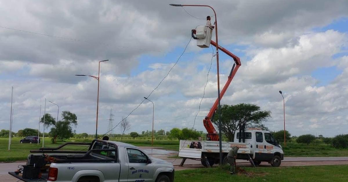 Friacuteas- trabajan para restablecer alumbrado puacuteblico en un acceso