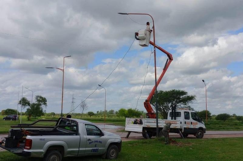 Friacuteas- trabajan para restablecer alumbrado puacuteblico en un acceso