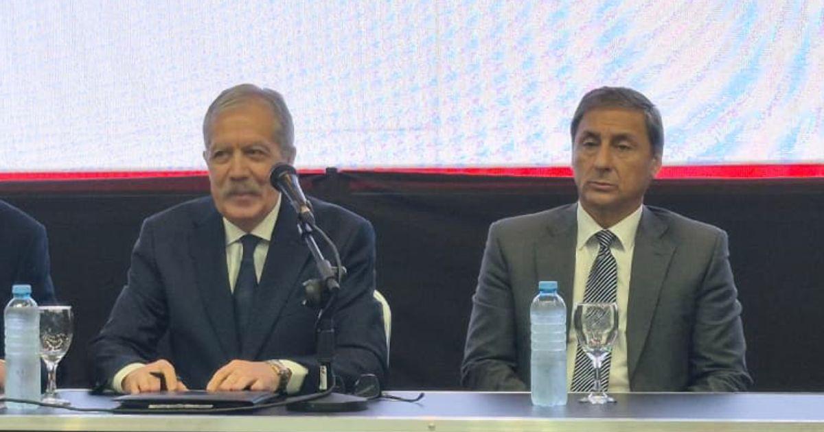 El vicegobernador acompañó a Elías Su�rez en la firma del convenio en el Fórum (Foto- Dani PérezEl Liberal)