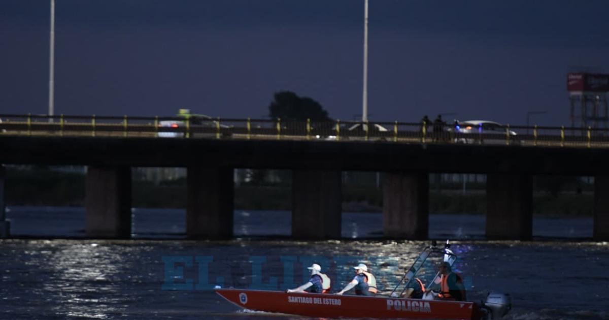 Intensa buacutesqueda de un adolescente que se arrojoacute al riacuteo Dulce desde un puente de la autopista