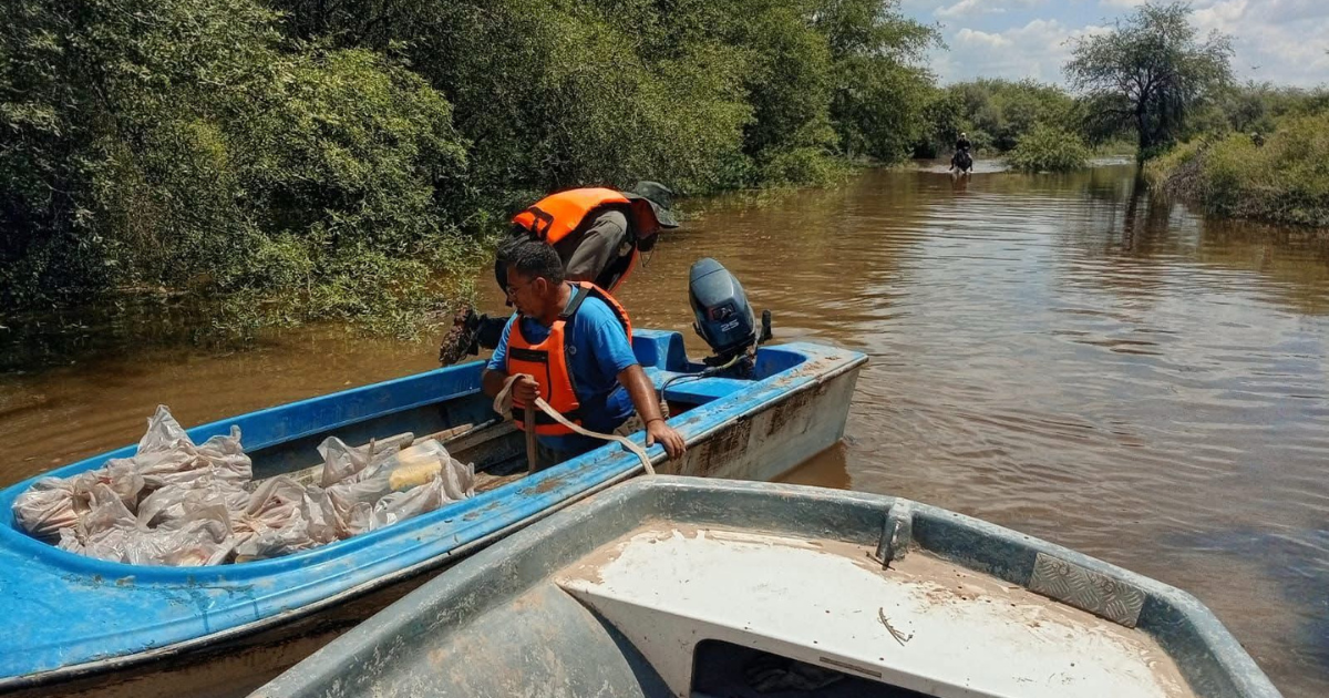 Defensa Civil brinda asistencia a los vecinos de las zonas afectadas por la crecida