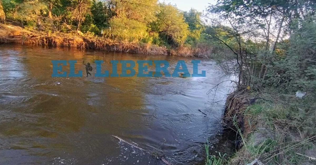 Un joven de 21 años ingresó al río Albigasta para salvar a su hijastro y no logró salir - Foto- El Liberal