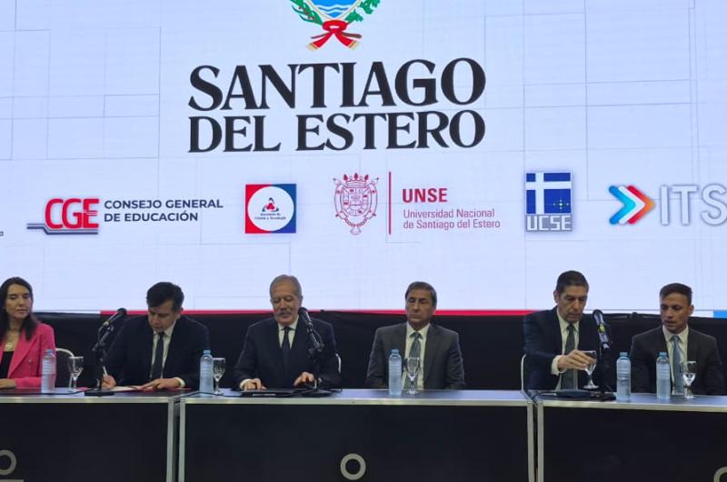 Suaacuterez firmoacute convenios de cooperacioacuten con la Unse y la Ucse por el programa Santiago Crece con Vos