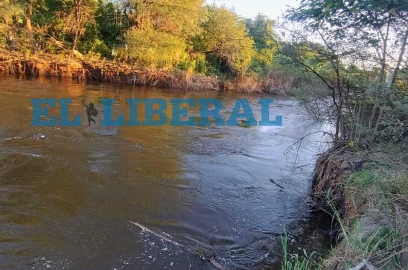 Un joven de 21 años ingresó al río Albigasta para salvar a su hijastro y no logró salir - Foto- El Liberal