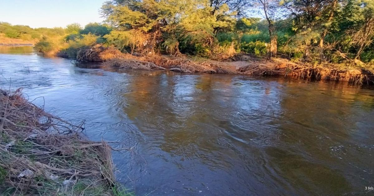 Joven salva al hijastro y es arrastrado por el riacuteo Albigasta