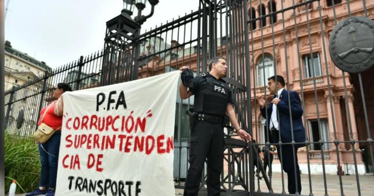 Se trata del cabo Miguel Montiel esposado FOTO Agencia NA- JUAN VARGAS