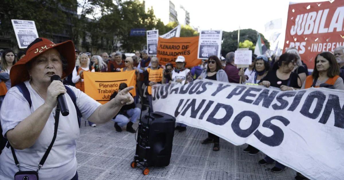 Jubilados y pensionados en la marcha de este miércoles en Plaza de Mayo