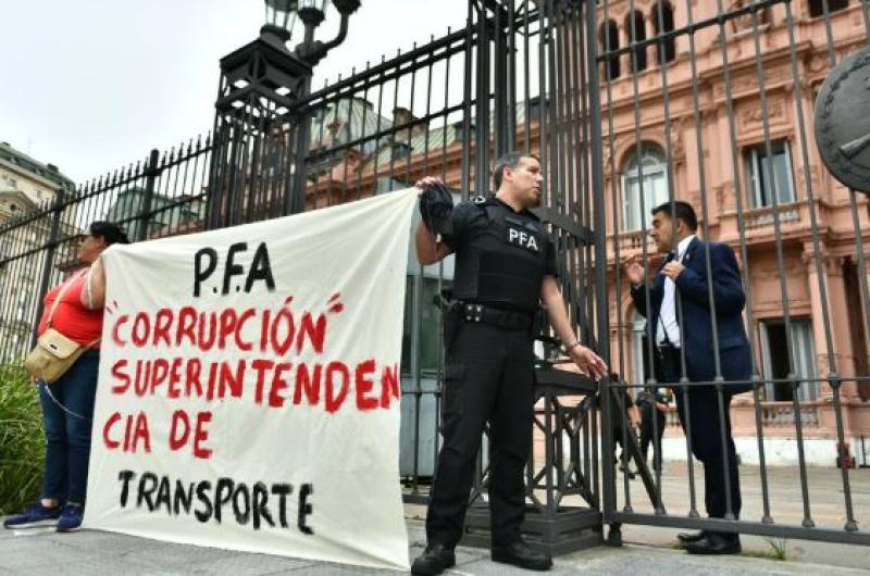 Se trata del cabo Miguel Montiel esposado FOTO Agencia NA- JUAN VARGAS