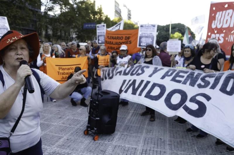 Jubilados y pensionados en la marcha de este miércoles en Plaza de Mayo