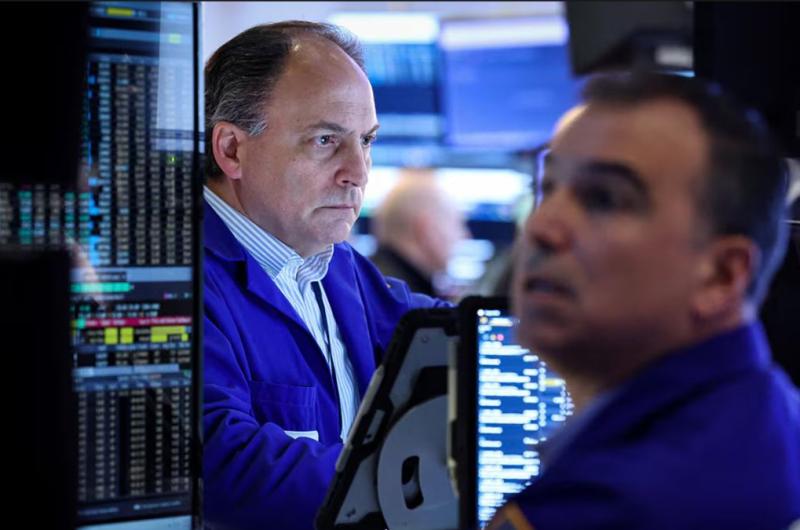 Las acciones argentinas cayeron hasta 8-en-porciento- en Wall Street y el riesgo paiacutes se mantuvo por encima de los 500 puntos