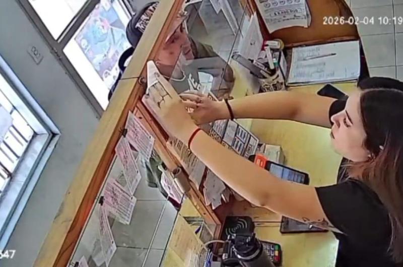 Alerta en la zona sur de la Capital- se viralizoacute un video que muestra un violento robo en una toacutembola