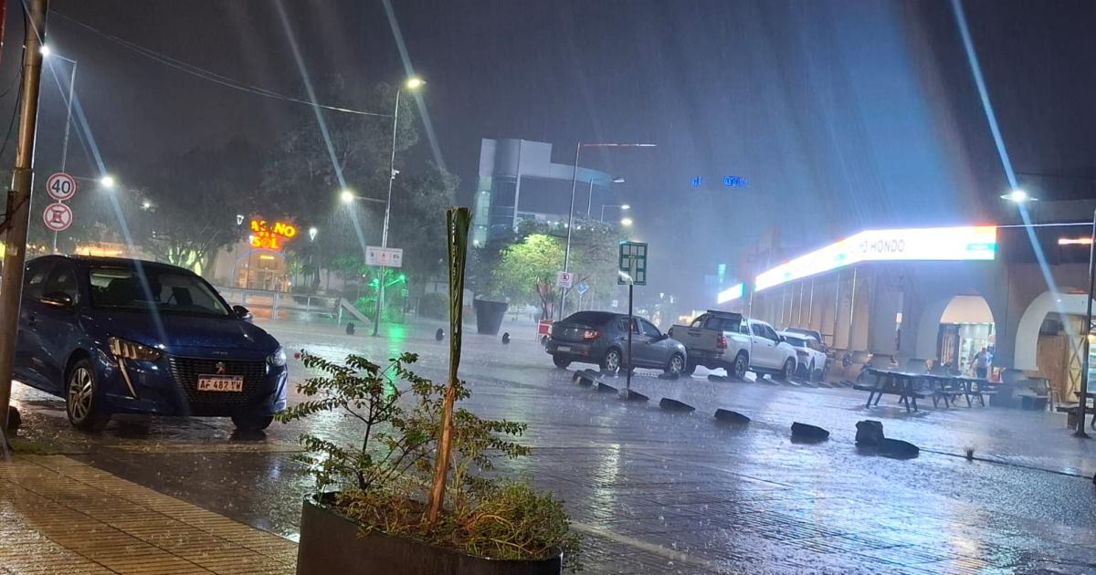 Fuerte chaparroacuten trajo alivio a Las Termas tras una jornada de calor extremo