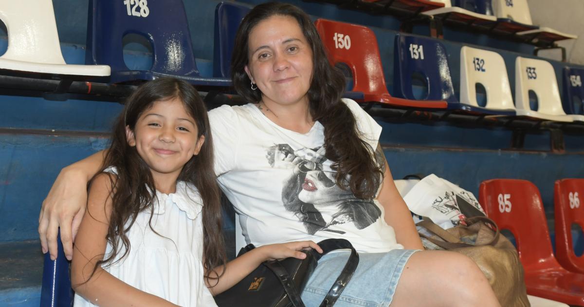 NOCHES DE BAacuteSQUET FEMENINO EN EL ESTADIO CIUDAD