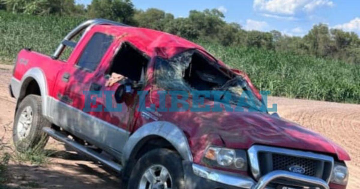 La camioneta en la que se desplazaba sufrió graves daños materiales