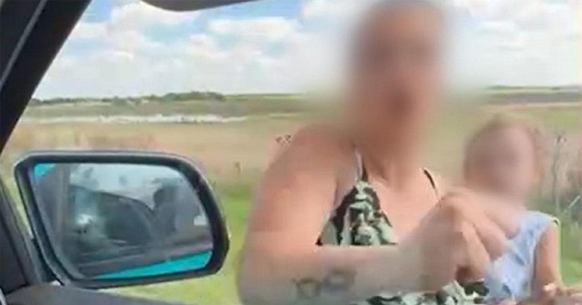 Manejaba con su beba en brazos y al ser detenido agredioacute a los agentes de vialidad