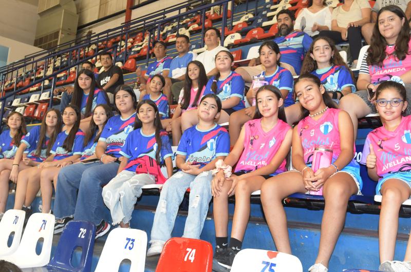NOCHES DE BAacuteSQUET FEMENINO EN EL ESTADIO CIUDAD