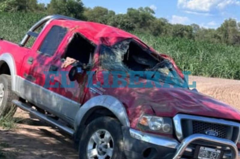 La camioneta en la que se desplazaba sufrió graves daños materiales