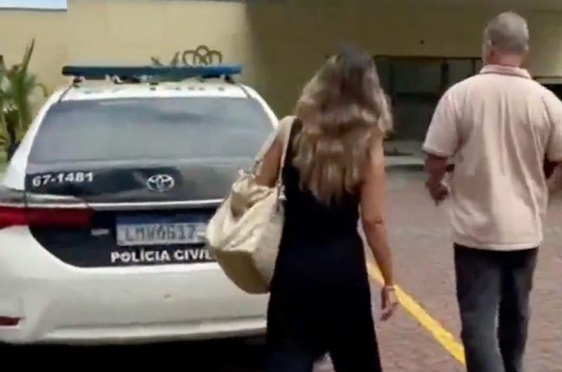 La joven santiagueña junto a un efectivo policial en Río de Janeiro