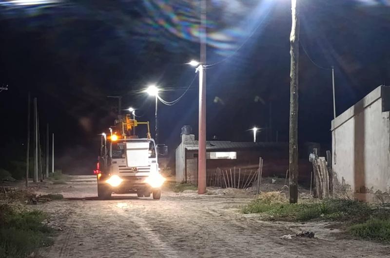 Ampliacutean alumbrado puacuteblico con moderna tecnologiacutea en Antildeatuya