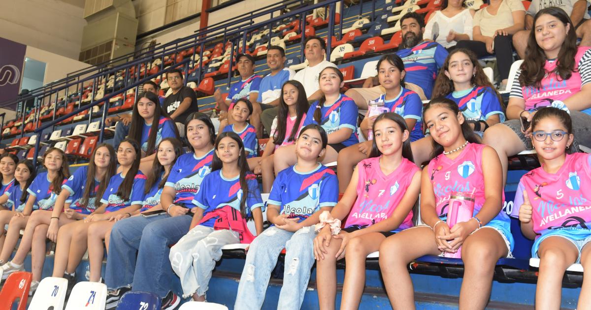 NOCHES DE BAacuteSQUET FEMENINO EN EL ESTADIO CIUDAD