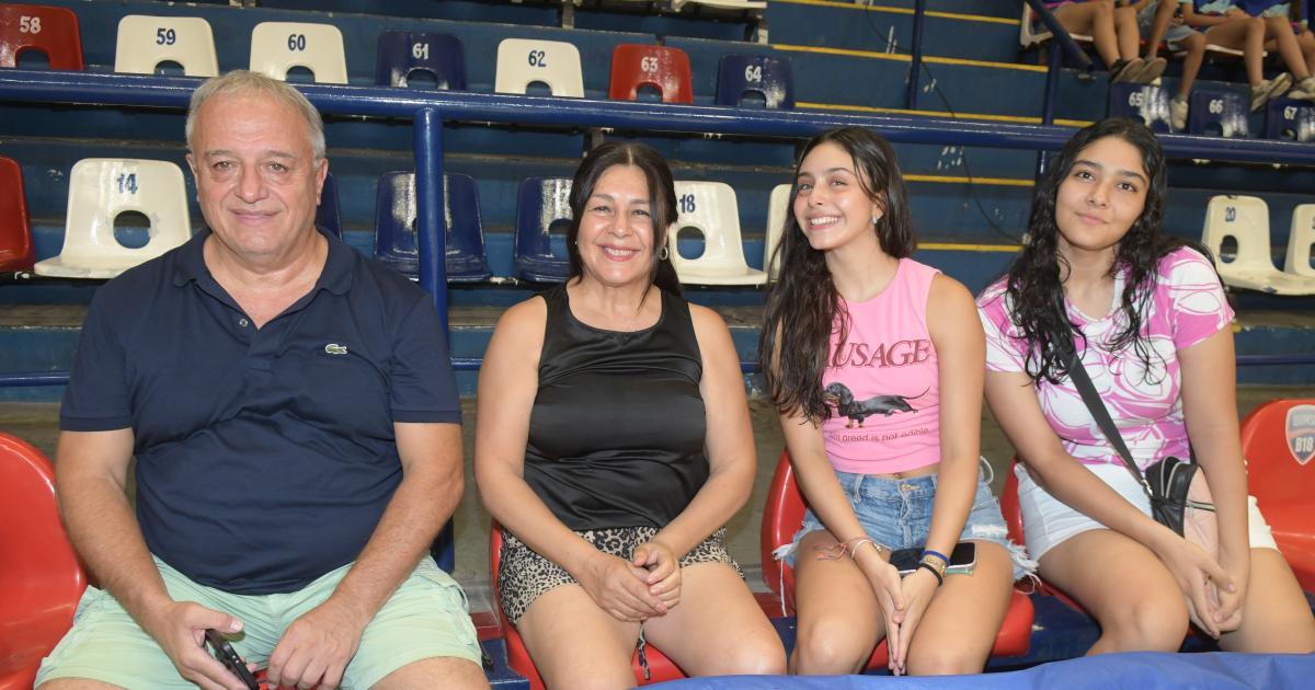 NOCHES DE BAacuteSQUET FEMENINO EN EL ESTADIO CIUDAD