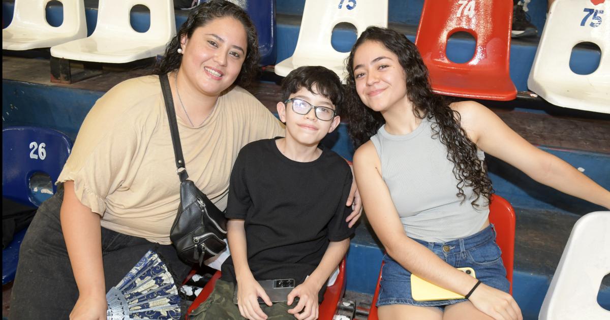 NOCHES DE BAacuteSQUET FEMENINO EN EL ESTADIO CIUDAD