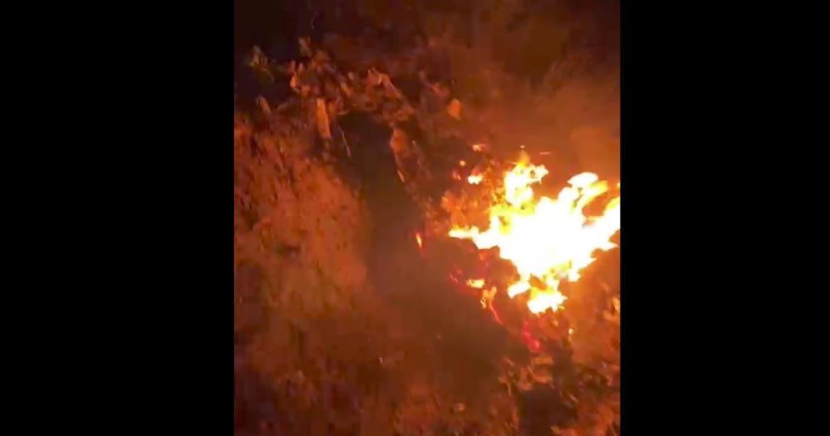 AYUDA La pareja de la mujer con ayuda de los vecinos logró sofocar las llamas