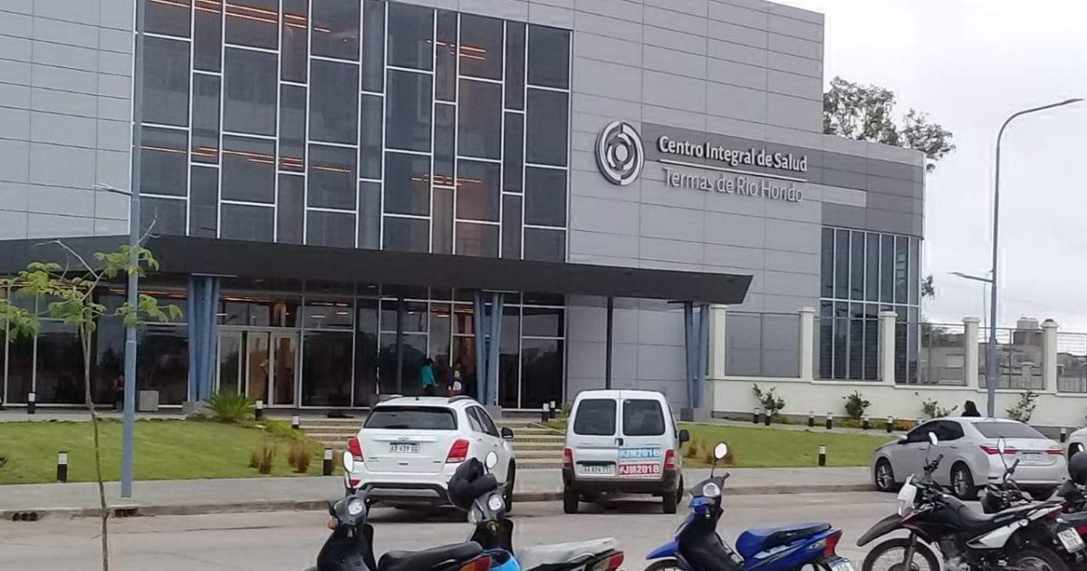 Obrero cayoacute del balcoacuten de una construccioacuten y sufrioacute graves heridas