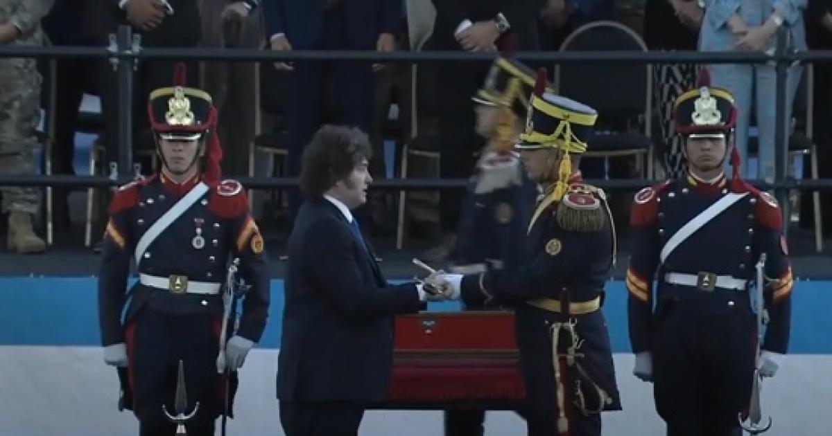 Milei justificoacute el traslado del sable y apuntoacute a los peronistas