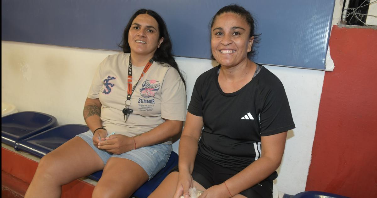 NOCHE DE BAacuteSQUET FEMENINO EN EL ESTADIO CIUDAD