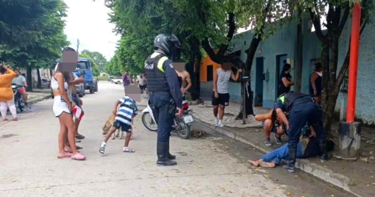 Apuñalaron a un hombre en plena calle y lucha por su vida - Foto- Contexto Tucum�n